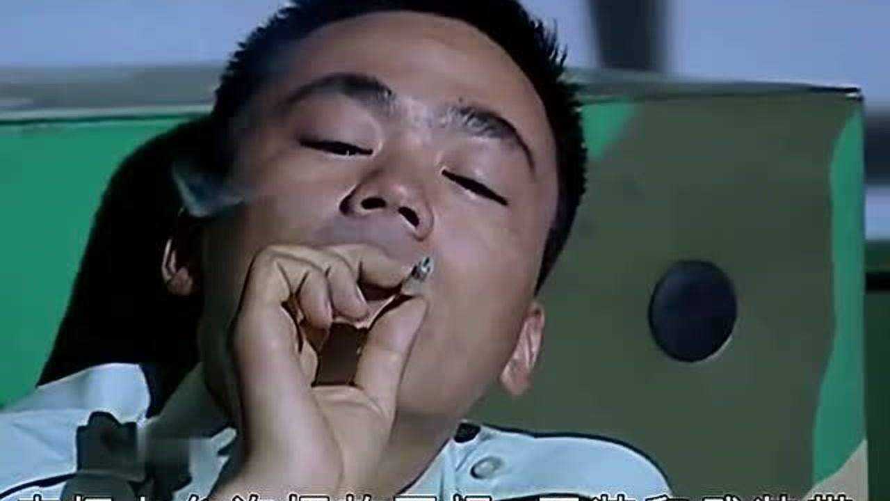 许三多在宿舍抽烟,被纠察发现说明原因后,纠察主动给烟!