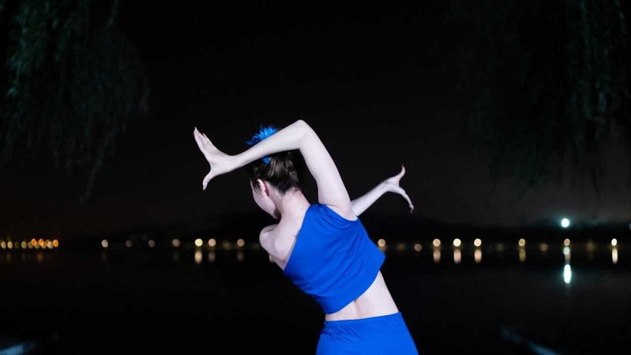 唯美经典傣族舞《月之花语》,养眼又养心,简直太美了