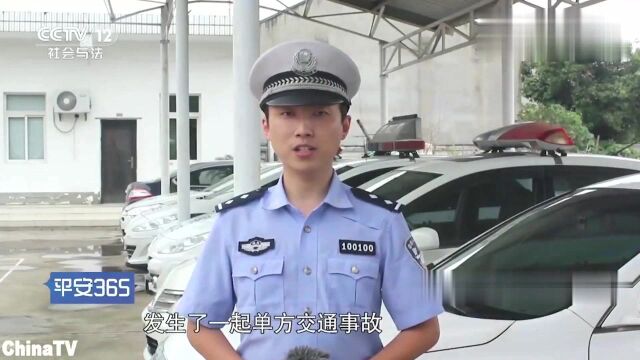 回顾:高速公路上轿车笔直地撞上护栏横穿车辆,司机危在旦夕,场面惊险