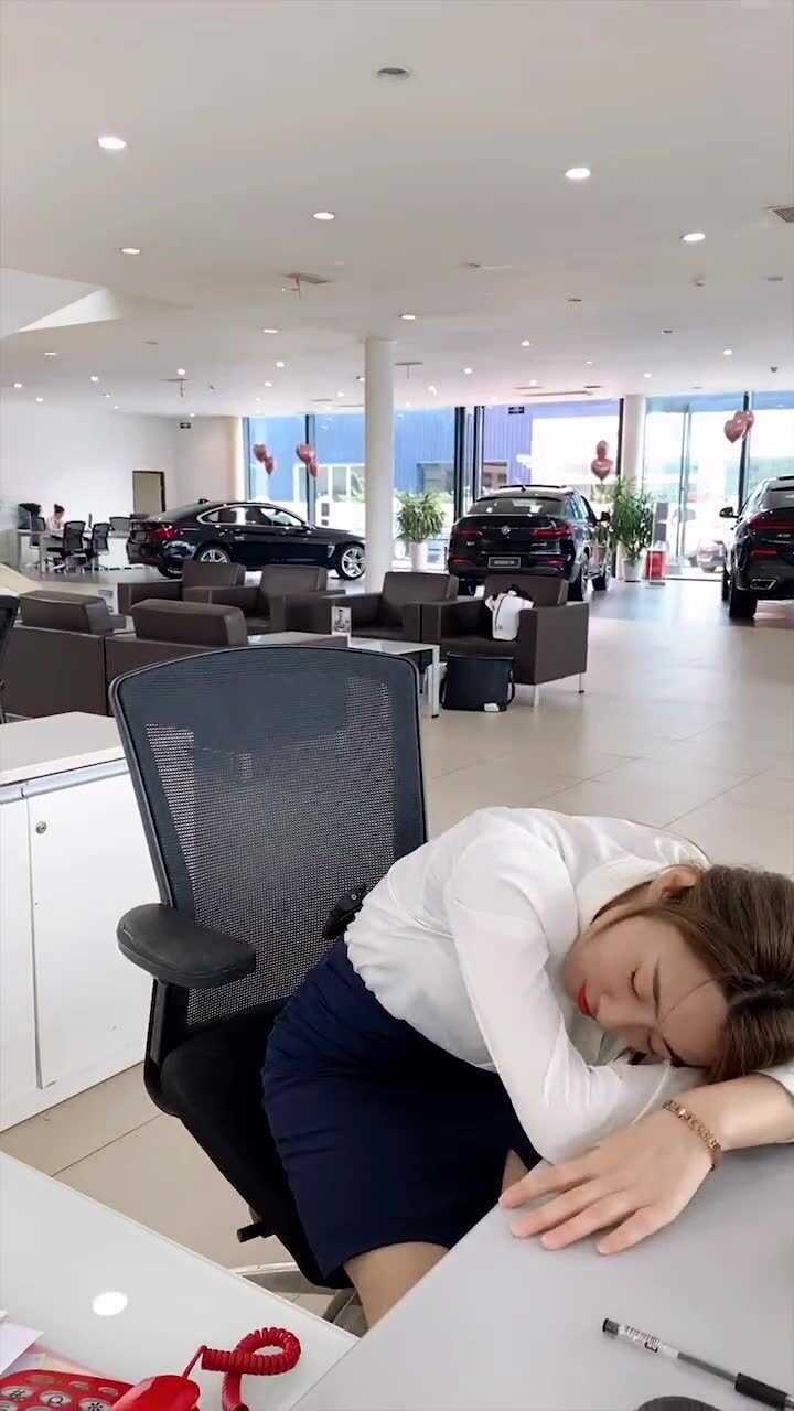 不同员工在上班时间睡觉