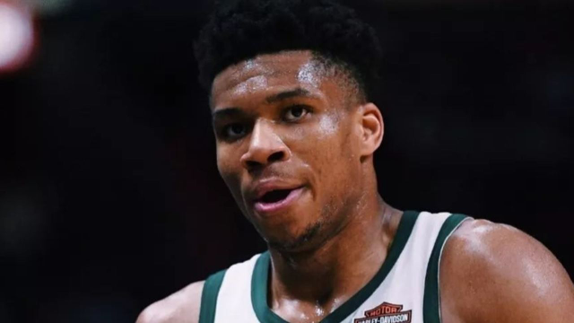 字母哥双手运球,迷失对方视线,精彩传球神助攻