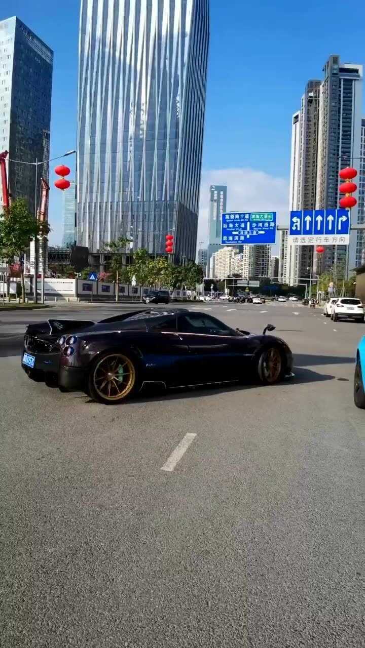 新年新气象深圳湾偶遇半个亿神车帕加尼风神