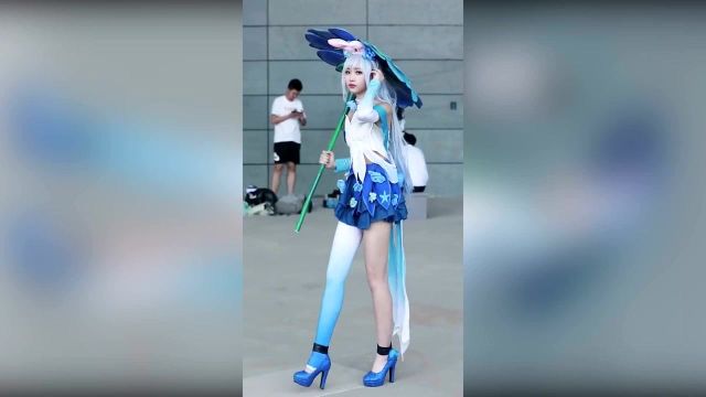 COSplay的小姐姐也是相当的可爱,小孩子才做选择,黑丝白丝我全都要