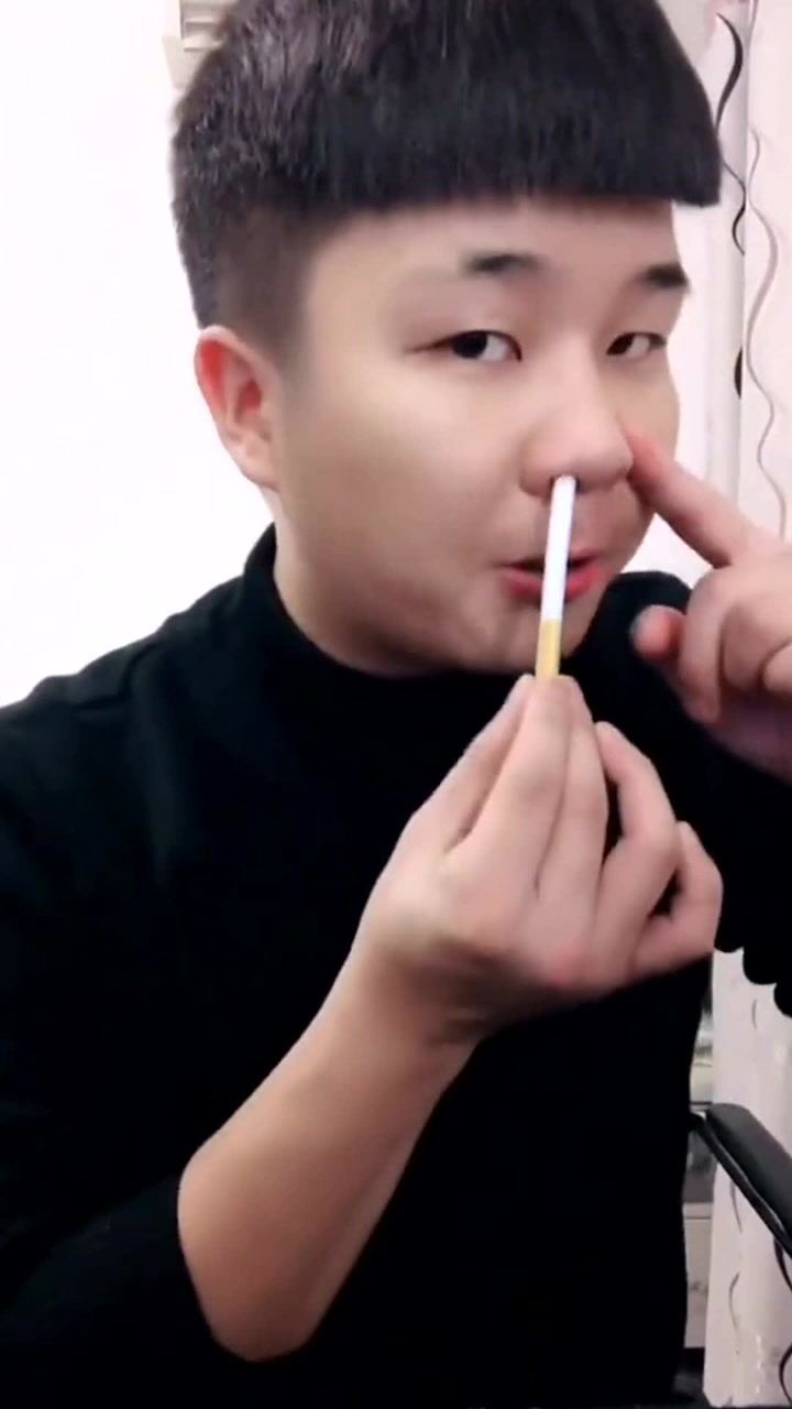 魔术教学:教你如何从鼻孔里变出香烟,学会你就是聚会时的焦点