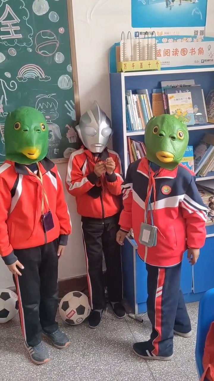 这是迪迦奥特曼被绿头怪给欺负了?