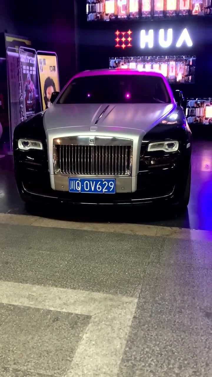 四川知名网红刘二狗身家过亿22岁生日来酒吧聚会座驾劳斯莱斯奔驰商务