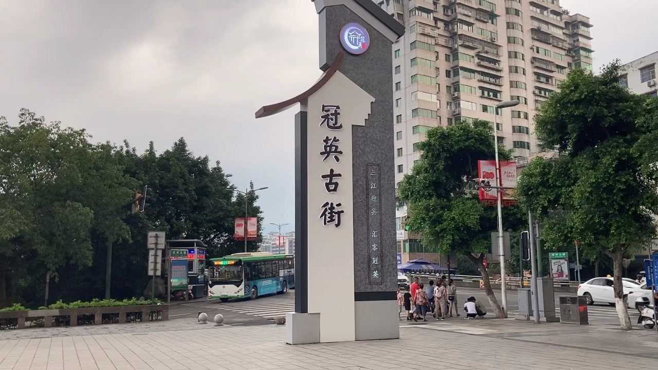 最美宜宾冠英古街这里还有一条小吃街哦慢慢逛巷子里面还有小巷子哦