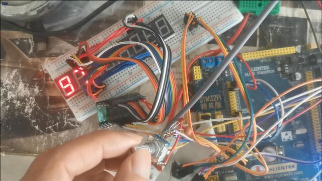 stm32旋转编码器改进成中断形式 加两电容消除旋转数值不精准现象