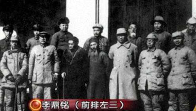 1941年,李鼎铭将资产都捐了资助抗日,毛主席握着他的手表示感谢