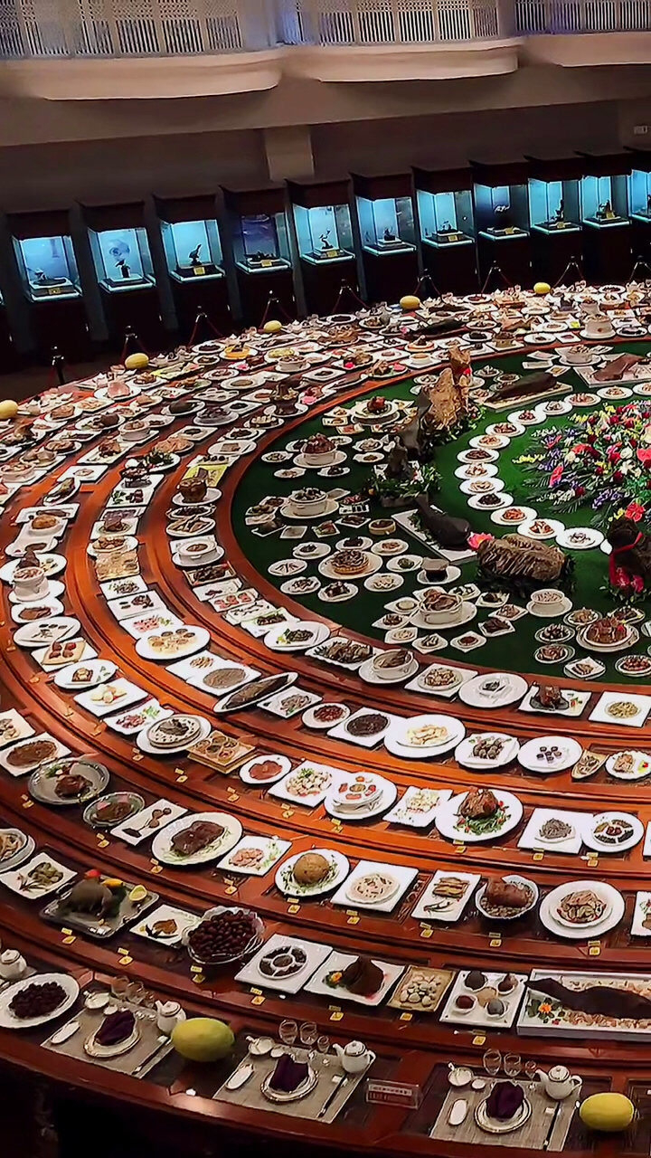 真正的宫廷御宴"满汉全席"共1088道,均为奇石异宝,珍品佳肴应有尽有