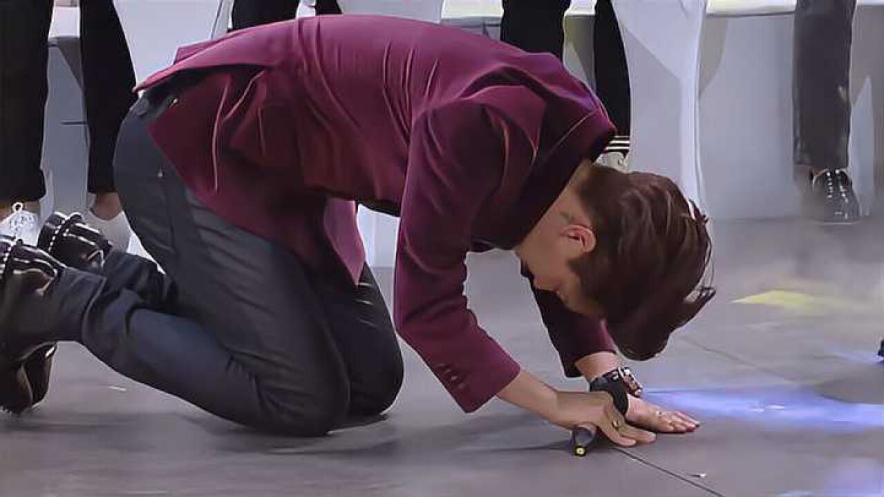 小五这一跪,汪涵眼眶红的吓人,王一博都鞠躬舍不得