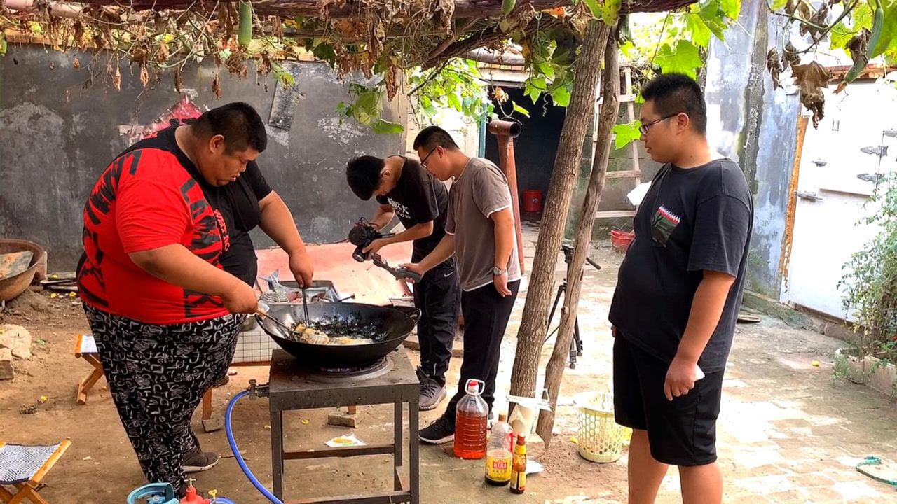 胖猴去找花都兄弟吃美食一起喝酒吃肉笑料百出太好玩了