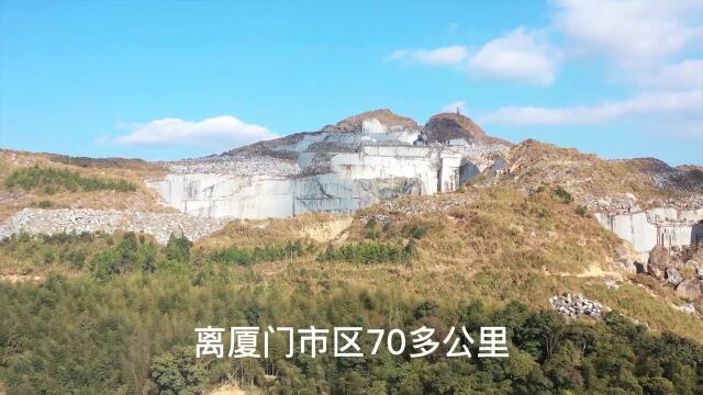 实拍福建最大的石材矿,每天往山下运送一个亿,太震撼了