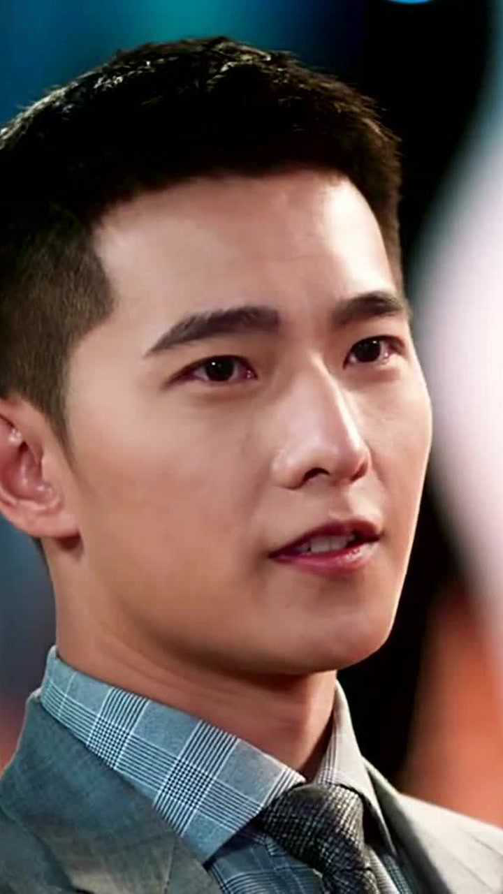 杨洋寸头造型清爽干练尽显俊朗英气,据说寸头是检验帅哥颜值的唯一