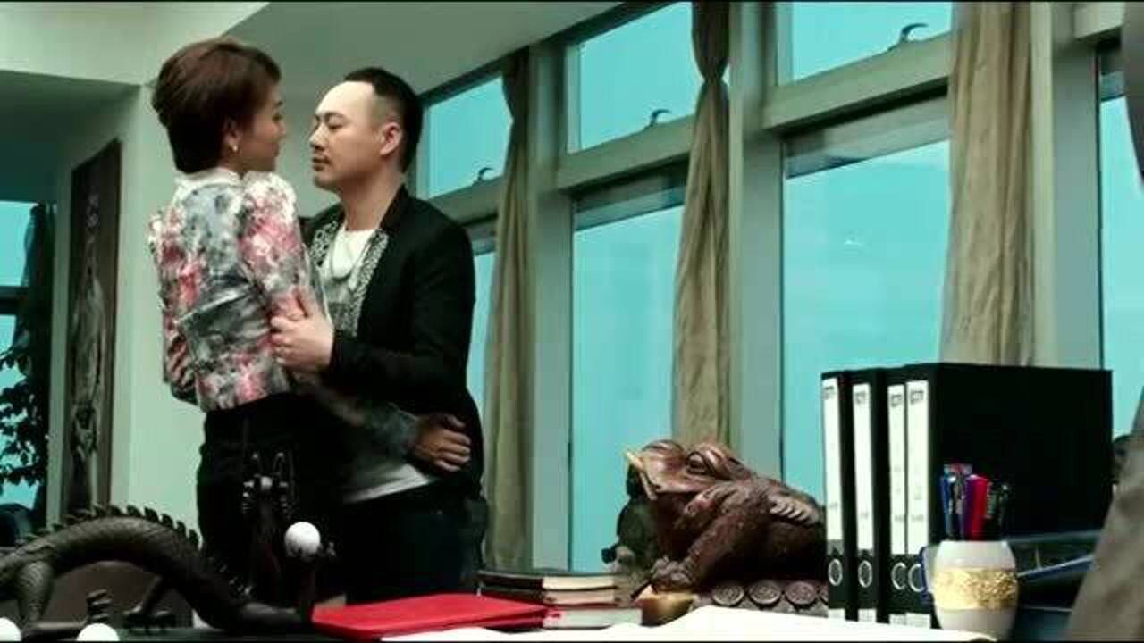 老板在办公室太寂寞了，女秘书进来一把抱住就吻，秘书也不反抗_高清