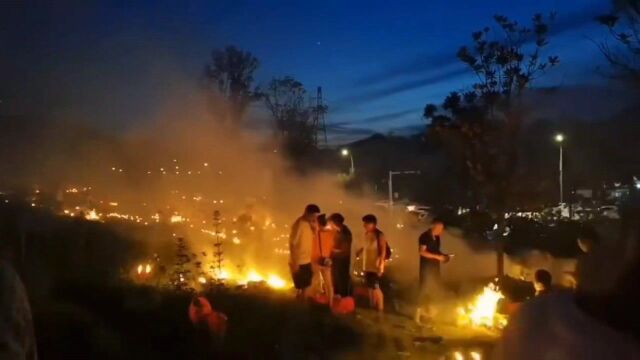 贵州鬼节烧钱纸,太隆重了