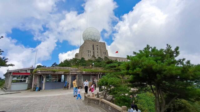 登上黄山第二高峰光明顶,周边景观各不相同,千奇百怪,相映成趣