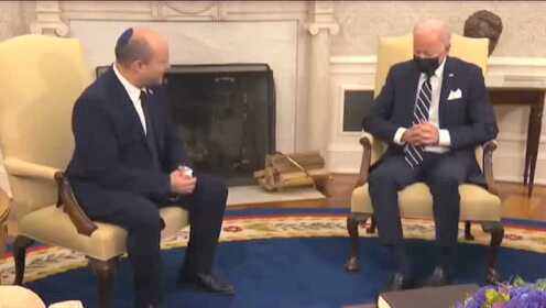 在与以色列总理纳夫塔利·贝内特的会谈中，拜登似乎打起了瞌睡
