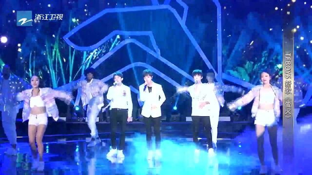 TFBOYS暖心演唱《萤火》,三小只难得的合体引发全场尖叫