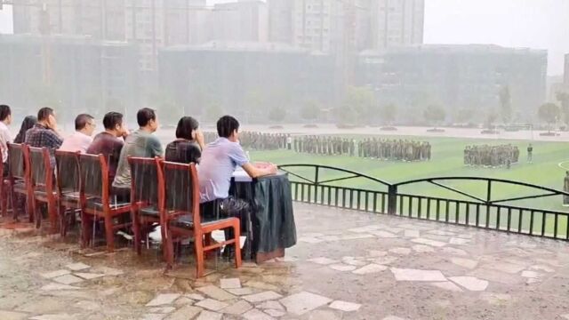 老师冒雨陪学生军训引热议,校方回应