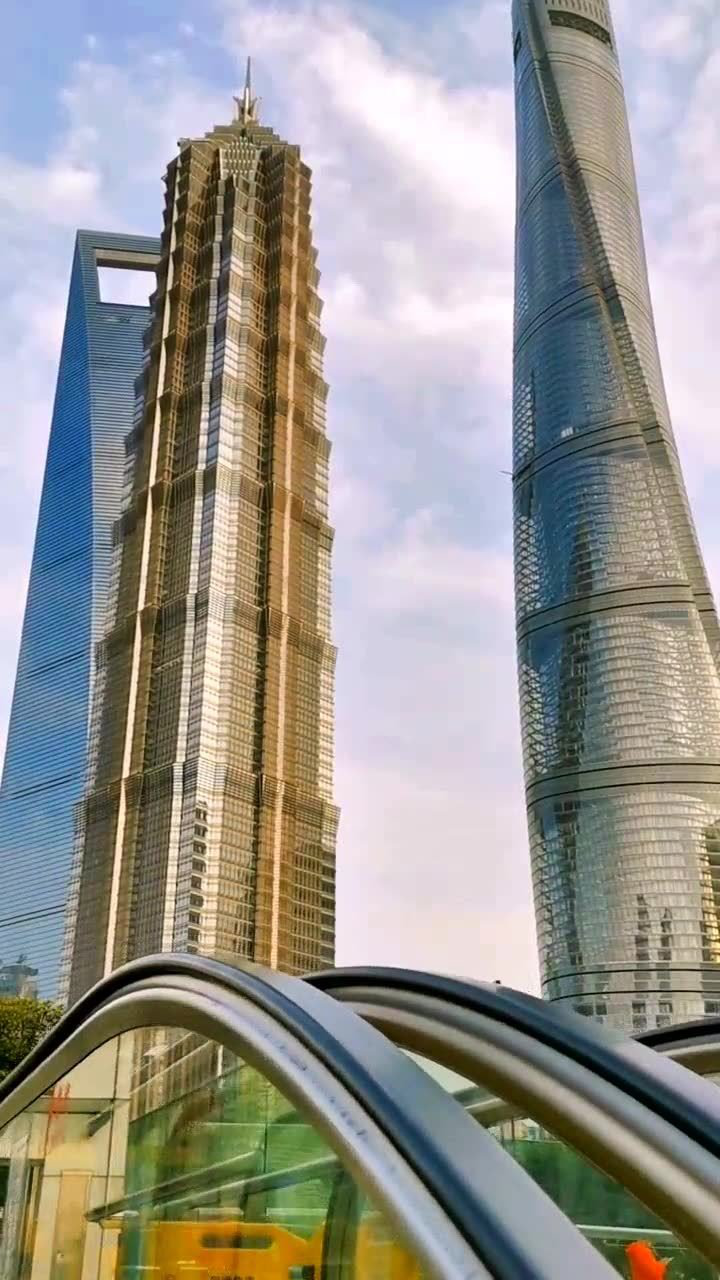 上海陆家嘴厨房三件套,左边开瓶器492米,中间注射器420.