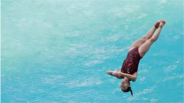 美女米黄丁字泳装5米高台跳水落水有点尴尬可惜了