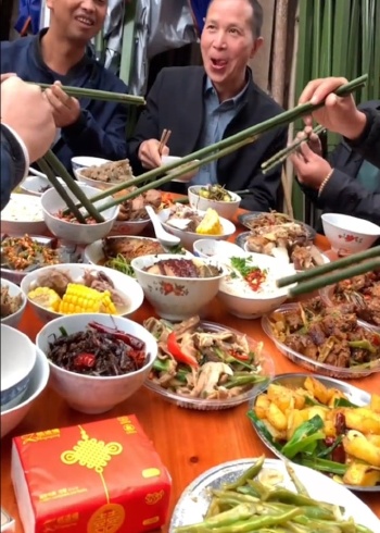 迎亲队伍拿半米长竹筷夹菜吃饭,网友:可以互喂,不适合单身