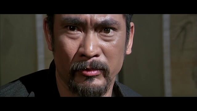 电影:元彪躲在屋顶,一不小心脚滑打翻瓦片,差点被敌人当场抓住