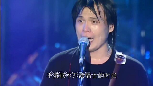 以为过气的十八线歌手,一开演唱会就暴露实力,万人大合唱都轮不到歌手插嘴