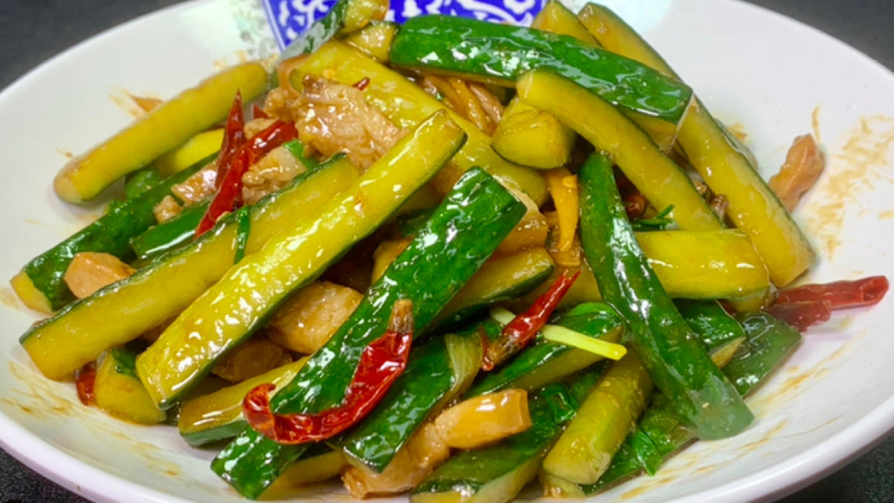 冬天里不要总是吃凉拌黄瓜了,做这样一道小炒黄瓜,鲜嫩脆爽又入味.