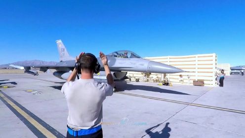 强大的美国空军F-16战隼战斗机向敌人展示了它的战争力量