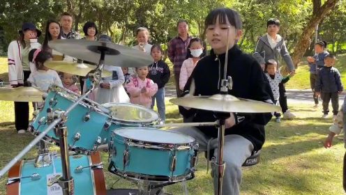 妞妞架子鼓表演小虎队经典歌曲《爱》，这首歌是多少人年轻的回忆？