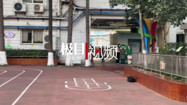 【视频】武汉一小学的升旗仪式上,快递小哥张裕被授予少先队校外辅导员