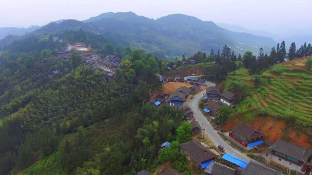 航拍贵州大山里的村寨,体验山里的村寨美景,最原生态的大山环境