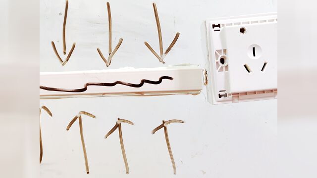 怎么在玻璃上固定插座?有经验的水电工都是这样干的,简单又实用#装修 #电工