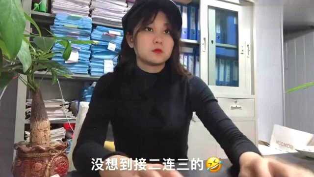 广东东莞:打工妹今天穿了身帅气服装却被工友要微信,打工妹这样回应真霸气