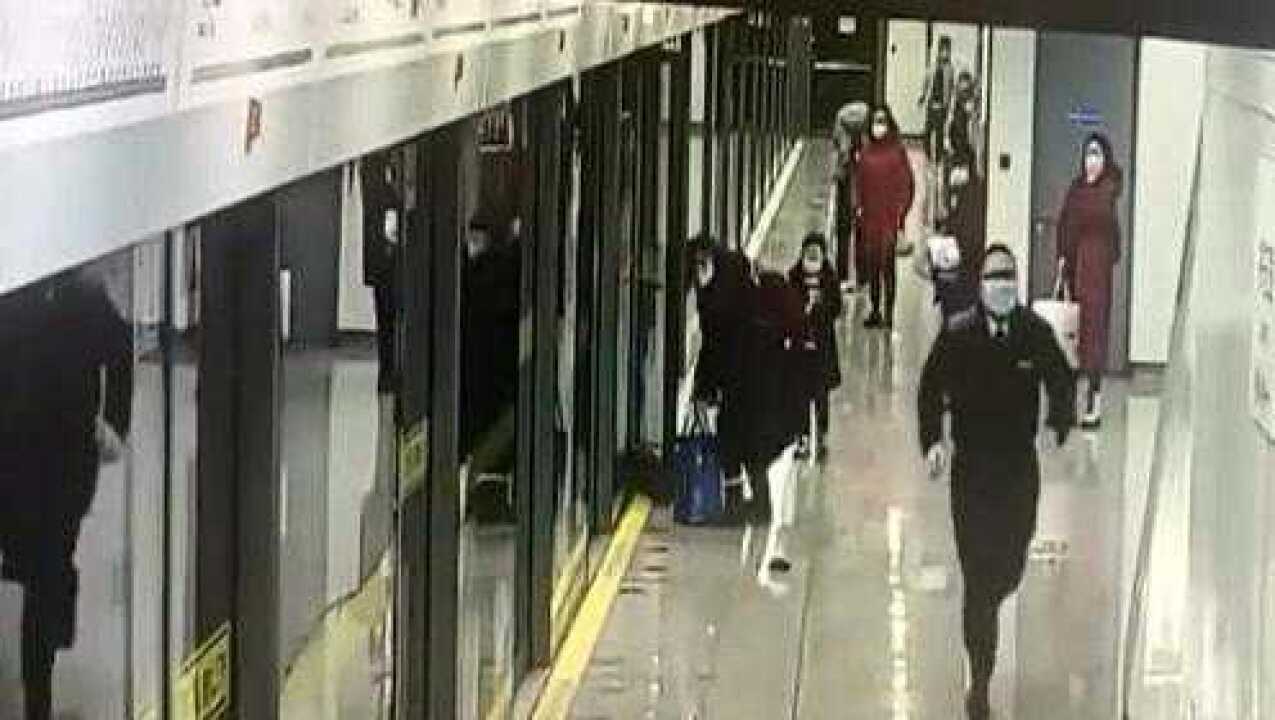 上海一女子被地铁屏蔽门夹住不幸身亡_高清