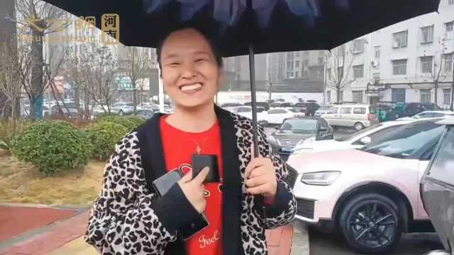 商丘记者李建铭:捡到驾驶证后 多方寻找失主并冒雨送回