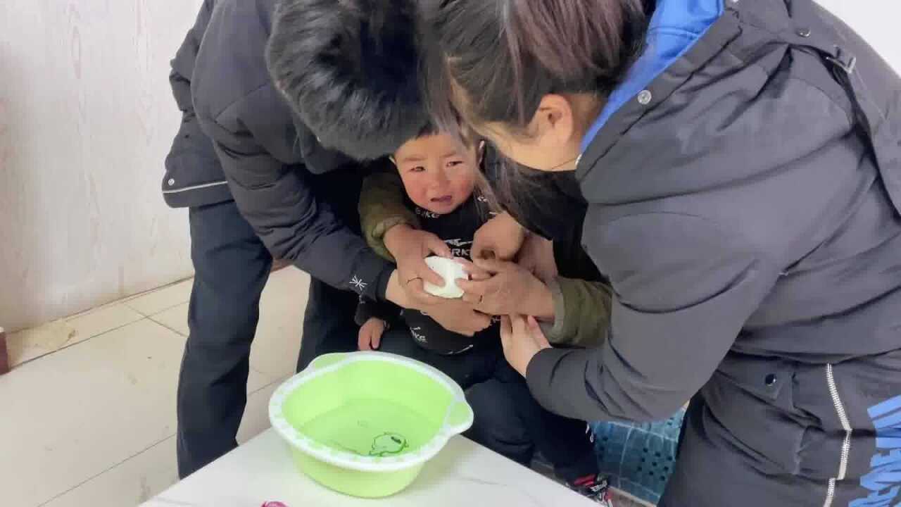 小杰森被兔子咬傷,鵬鵬帶孩子去打針,寶寶堅強的表現讓人心疼