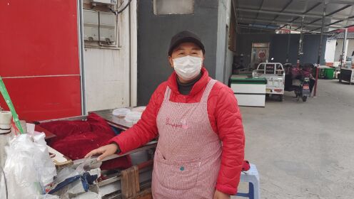 连云港大姐摆摊卖豆腐脑，3块钱一碗，一天卖2桶，每天能赚多少钱