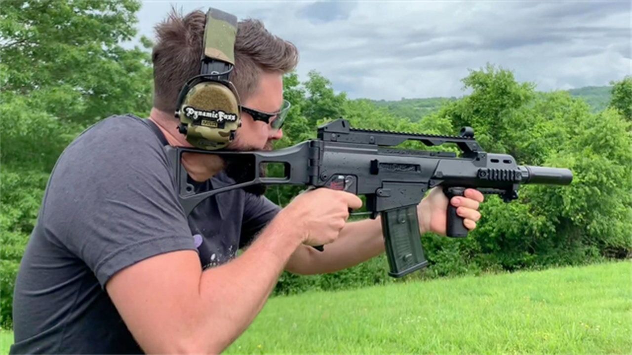 hk g36c突击步枪,又短又轻是它的特点,看看安装消音器后的效果