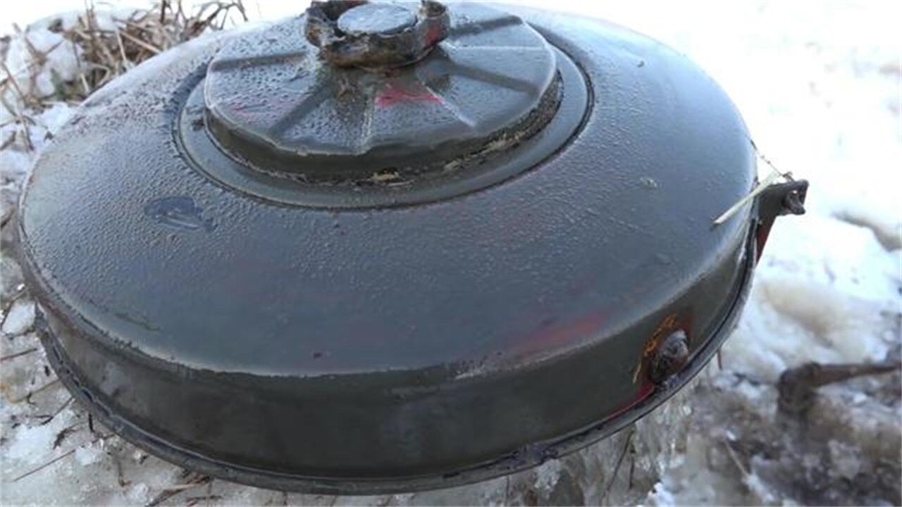 老外这次探索二战遗迹就找到反坦克地雷,看着挺新,不怕响了?