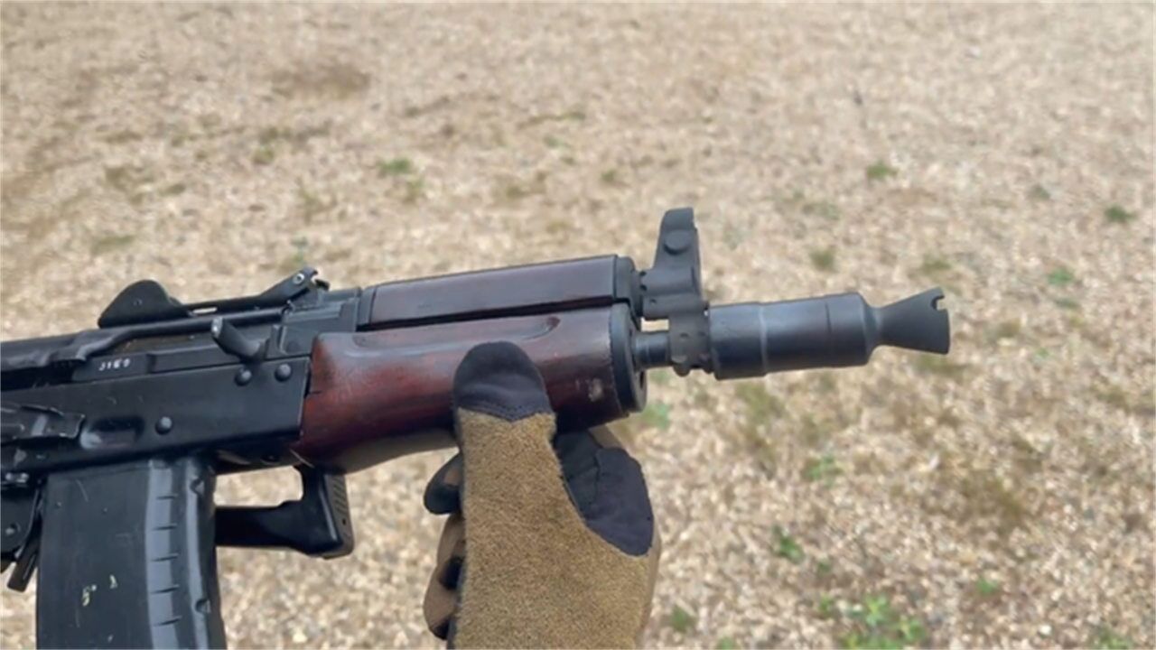 aks-74u自动步枪,喇叭形消焰器是它的特征,利用它还可冲断铁丝