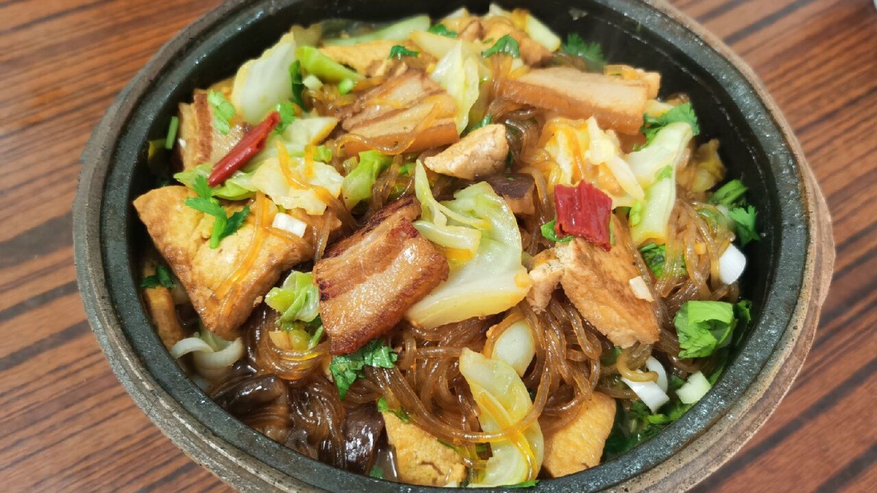中午来个土砂锅炖菜,拌着米饭,一家人吃的满嘴流油,满满的幸福!