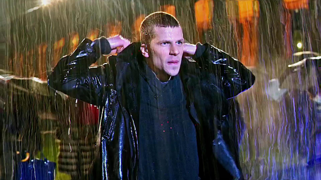 惊天魔盗团2控雨魔术通过周围闪烁的灯光让人产生雨滴静止了的错觉你