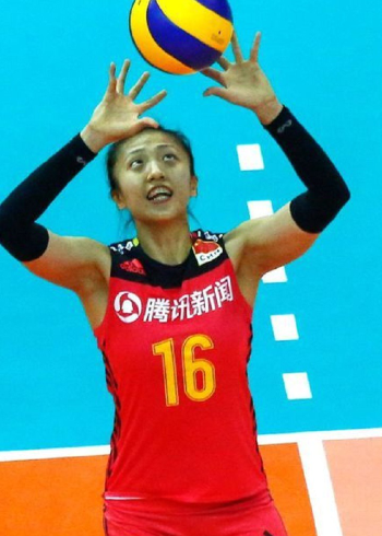 丁霞!你霞姐坐着也能传球