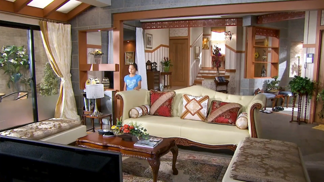 乡下的小女孩第一次来到富豪家里不客气的如同在自己家里一样