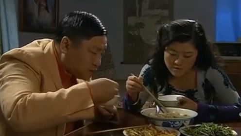 乡村爱情夫妻吃饭场面，刘能和媳妇啃鸡爪，刘大脑袋王云吃太香了