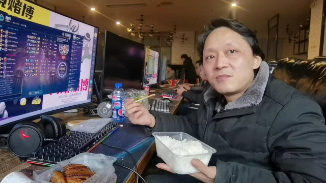 网吧大神小鱼,一个月就吃一两次好的,杨百万请他吃了个烧白