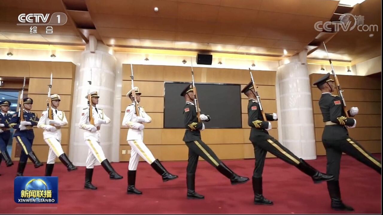 中央军委举行颁授“八一勋章”和荣誉称号仪式 习近平向“八一勋章”获得者颁授勋章和证书 向获得荣誉称号的单位颁授荣誉奖旗_腾讯视频